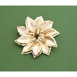Vintage Victorian Gold Tone Floral Brooch K9